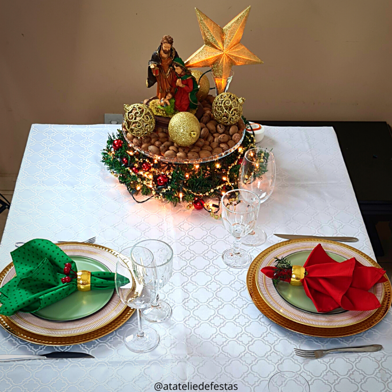 Mesa Posta de Natal Decorada com Sagrada Família