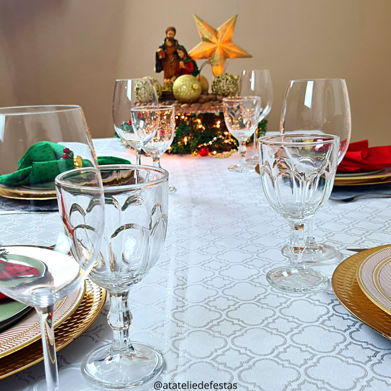 Mesa Posta de Natal Decorada com Sagrada Família