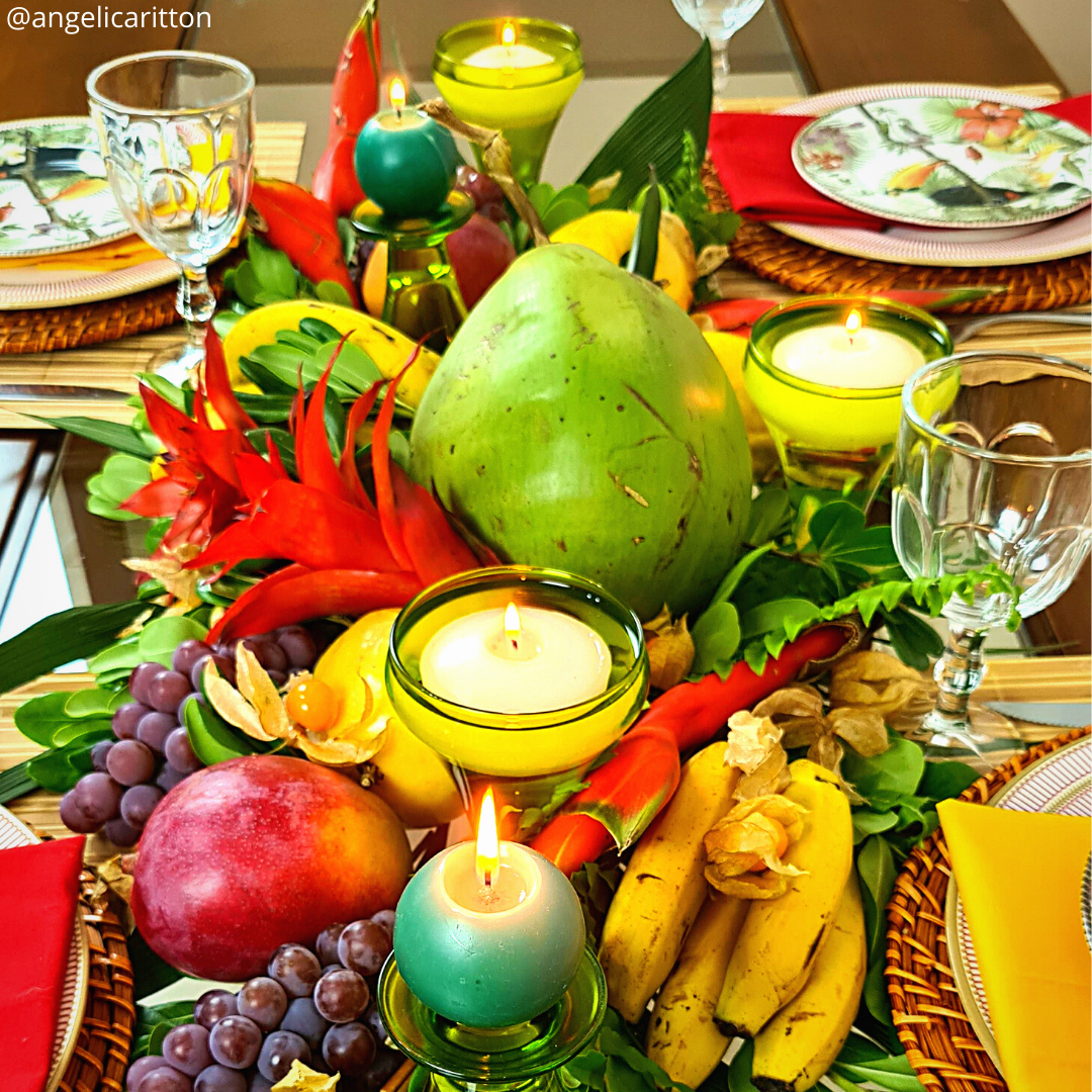 Mesa Posta Tropical: Decoração Exuberante com Frutas e Folhagens!