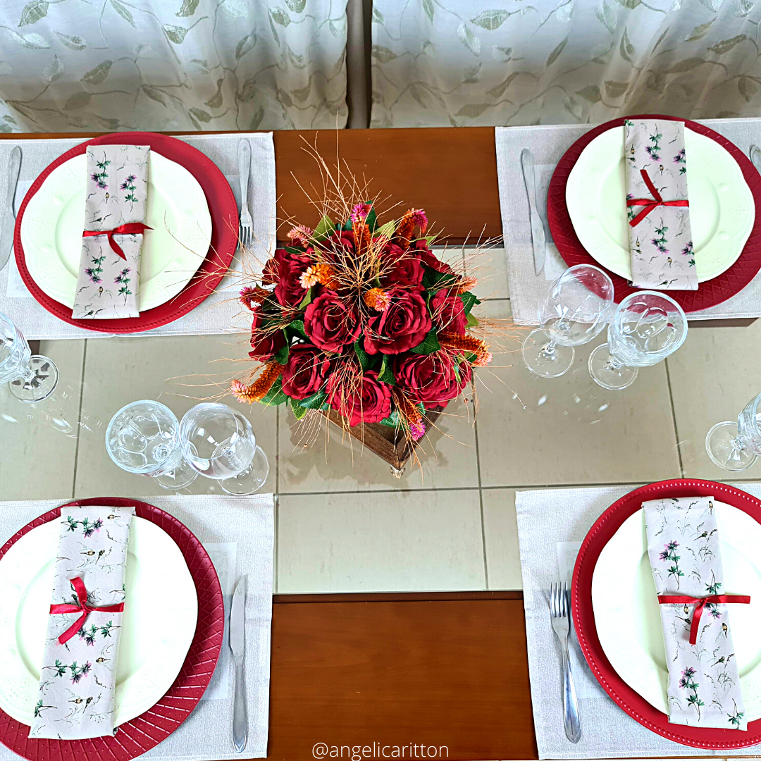 Mesa Posta de Dia das Mães Vermelha com Arranjo de Flores